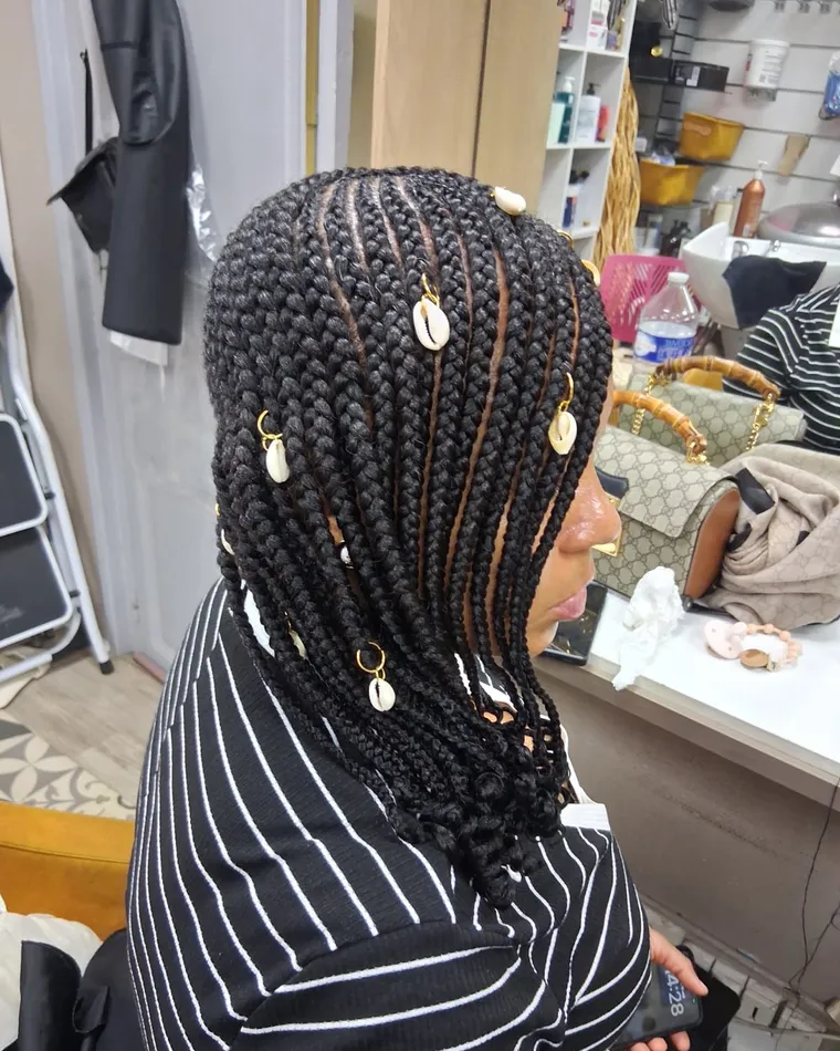 Box braids et perles, finitions dorées