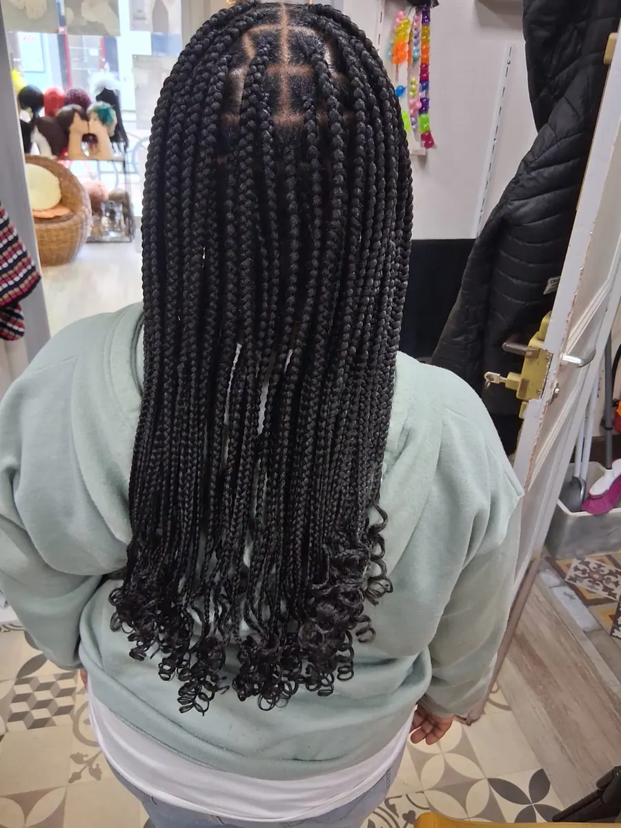 Box braids, pointes bouclées, de près