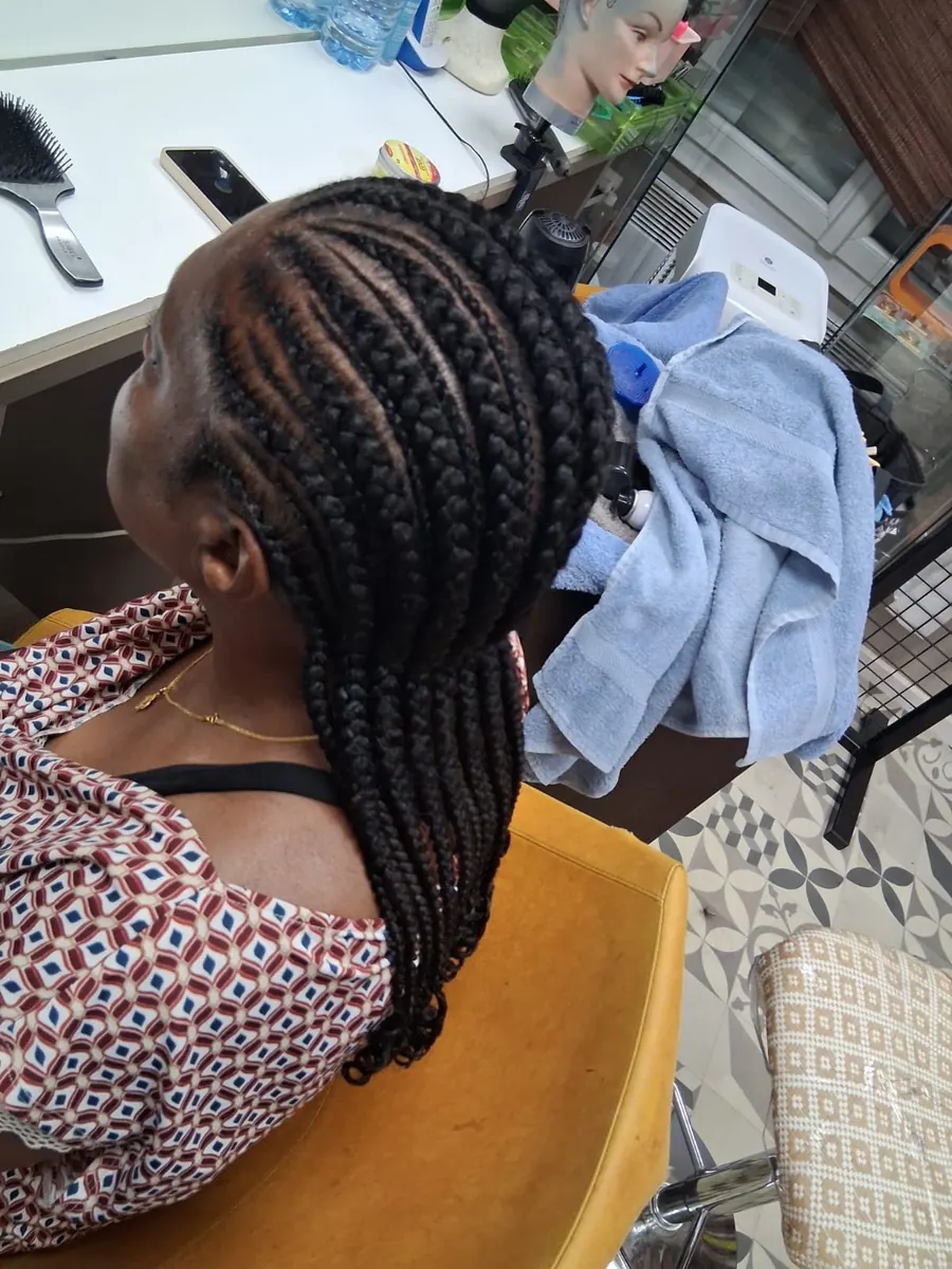 Nattes collées, prolongées en tresses