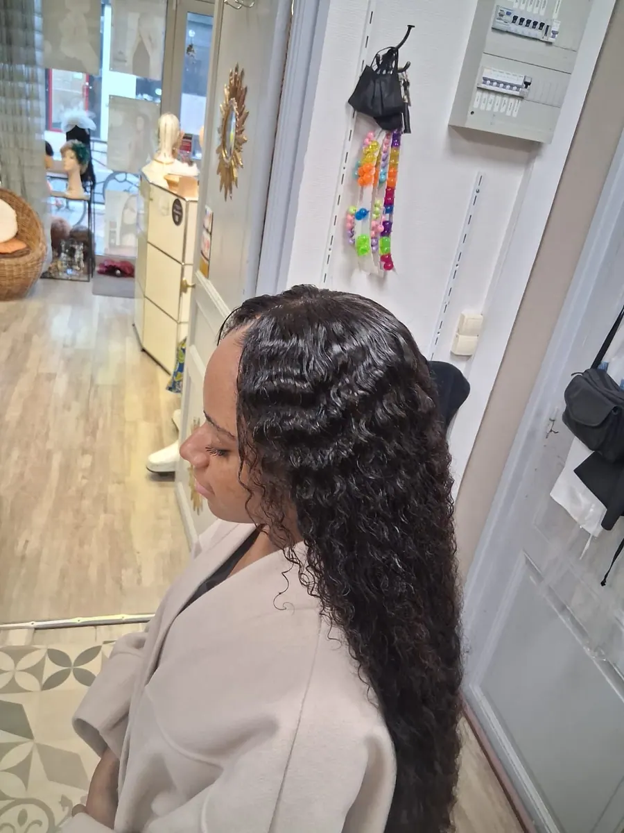 Cheveux longs ondulés, vue de côté