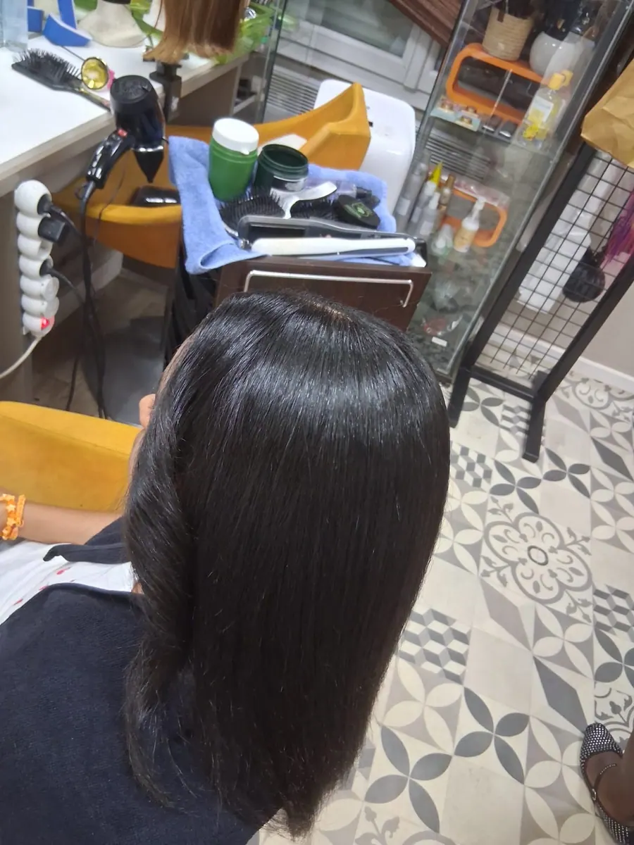 Cheveux lissés, mi-longs